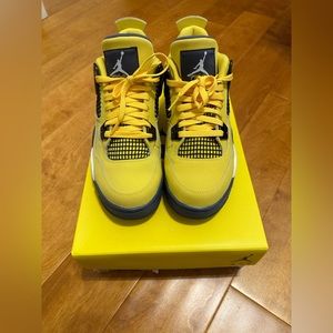 GRADE SCHOOL JORDAN 4 RETRO “LIGHTNING”⚡️